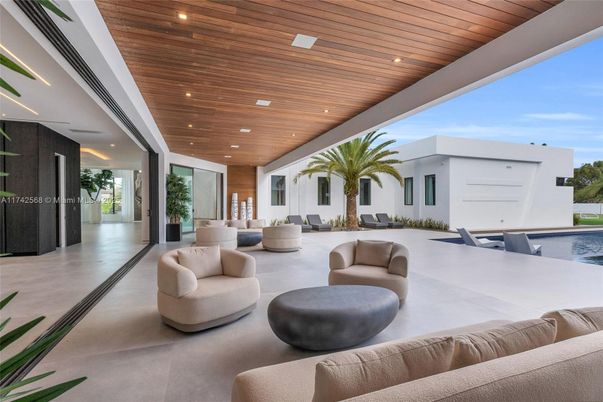 Exterior, Pool, Recessed Lighting