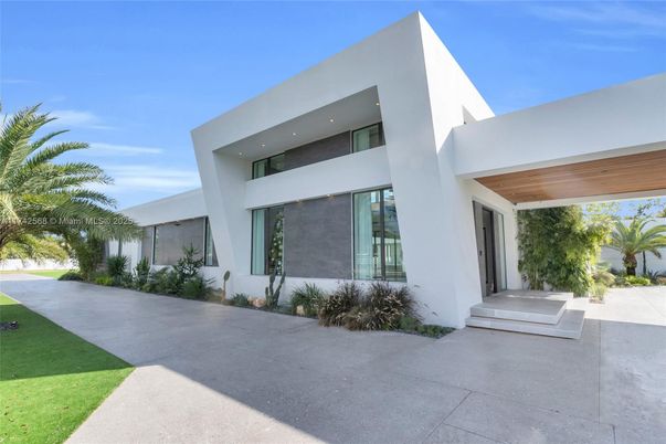 Backyard, Exterior, Facade, Modern