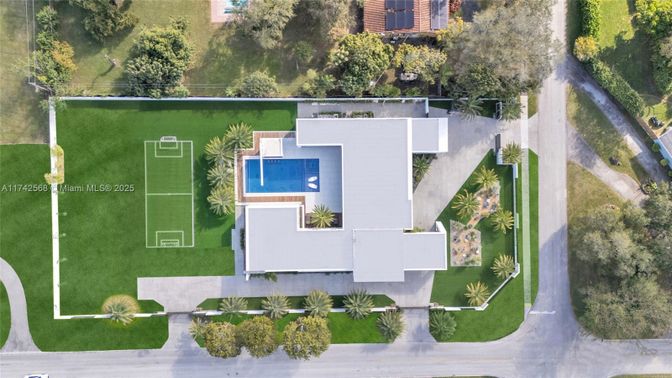 Exterior, Drone