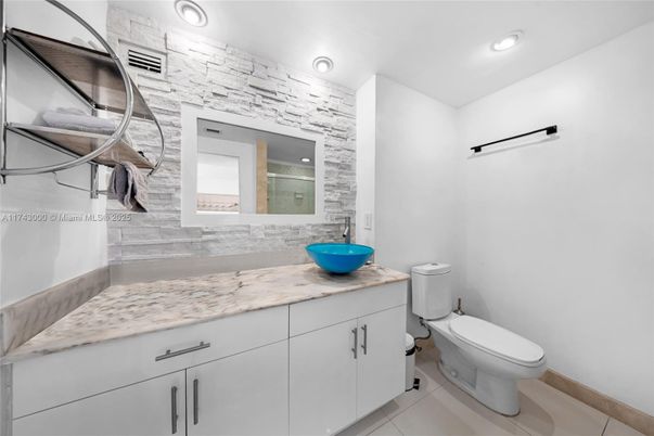 Bathroom, Interior, Recessed Lighting