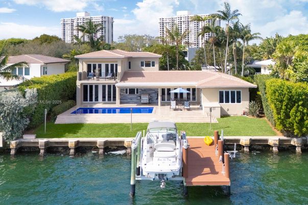 Exterior, Lake