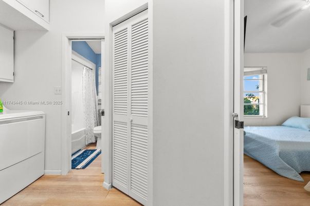 Bedroom, Interior, Utility Closets, Washer, Wood Texture Flooring