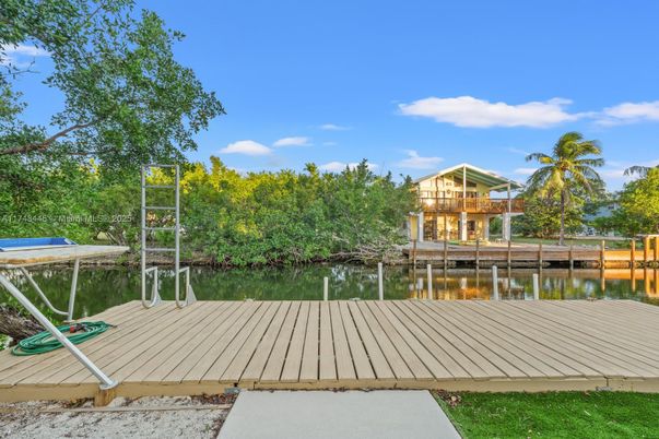 Exterior, Lake