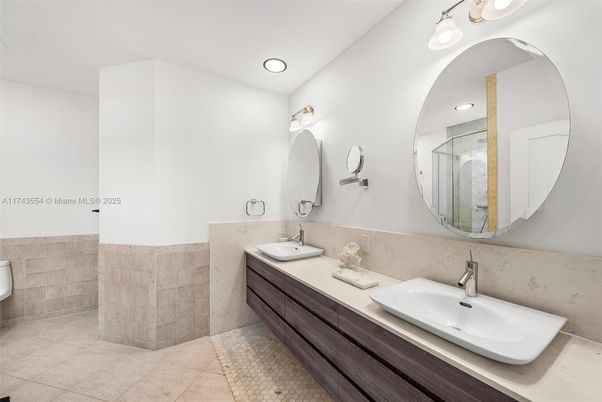 Bathroom, Dual Sink Vanities, Interior, Recessed Lighting