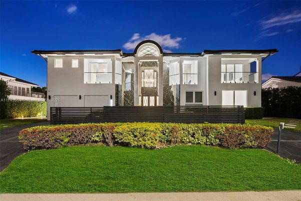 Attached, Exterior, Facade, Mediterranean