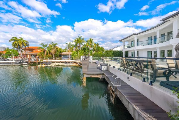 Exterior, Lake