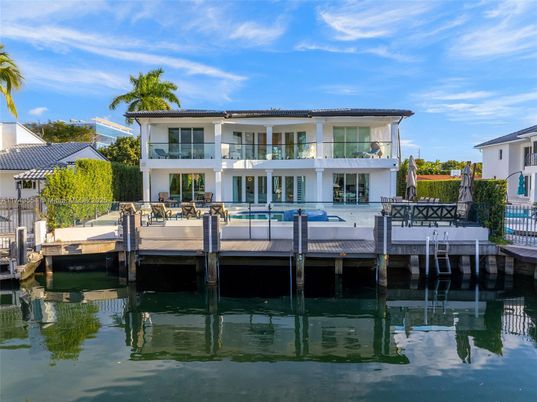 Exterior, Lake