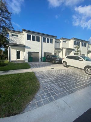 Exterior, Facade, Rowhouse