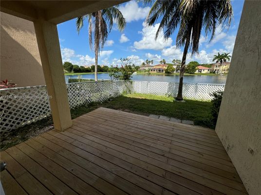 Exterior, Lake