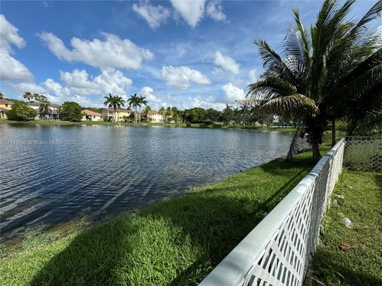 Exterior, Lake
