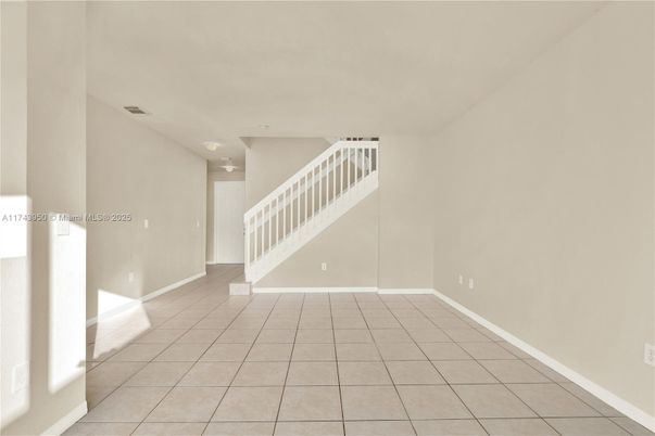 Empty room, Interior