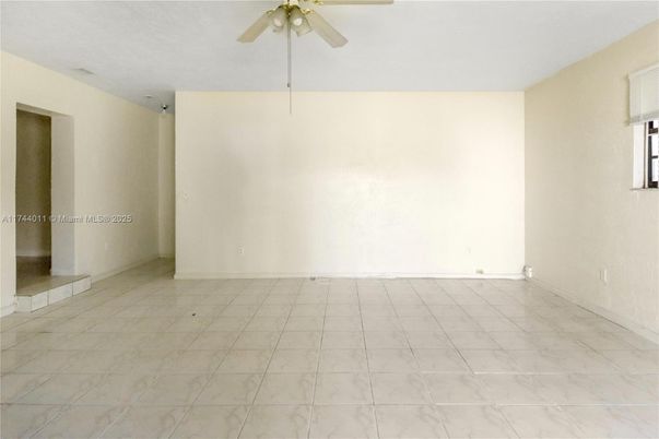 Empty room, Interior