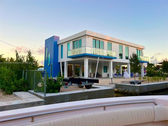 Exterior, Facade, Modern