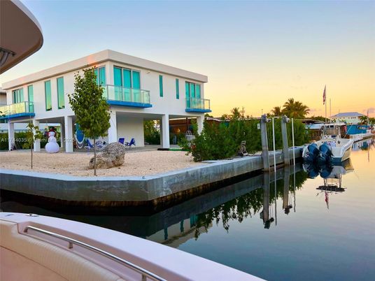 Exterior, Lake