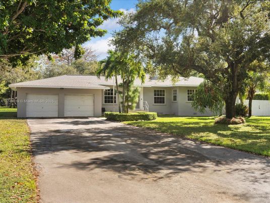 Attached, Exterior, Facade, Ranch