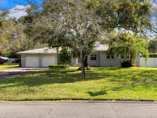 Attached, Exterior, Facade, Ranch