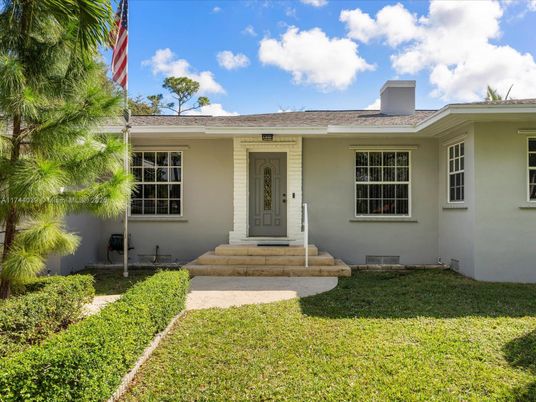 Exterior, Facade, Ranch