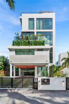 Exterior, Facade, Modern