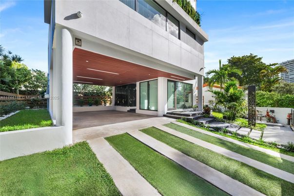 Backyard, Exterior, Facade, Modern