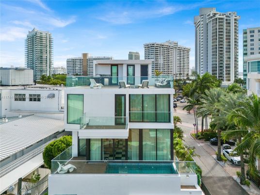 Exterior, Facade, Pool, Modern