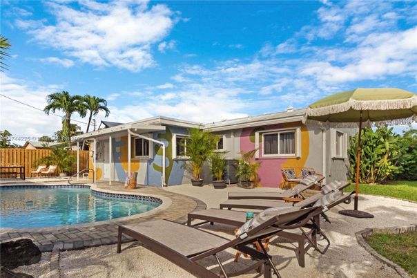 Exterior, Pool