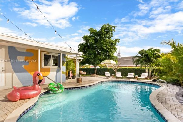 Exterior, Pool