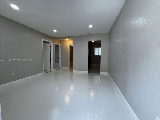 Empty room, Interior, Recessed Lighting