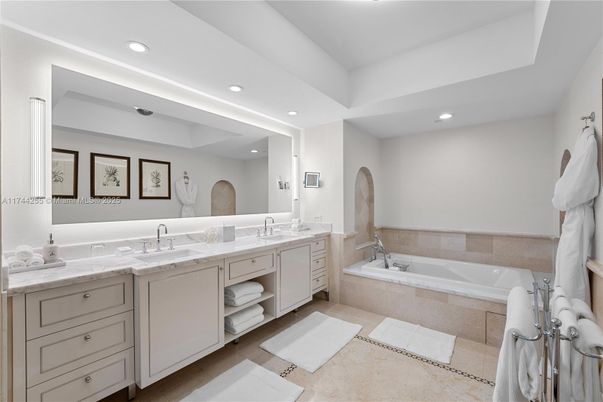 Bathroom, Dual Sink Vanities, Interior, Recessed Lighting