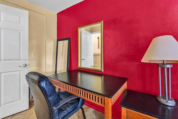 Home Office, Interior