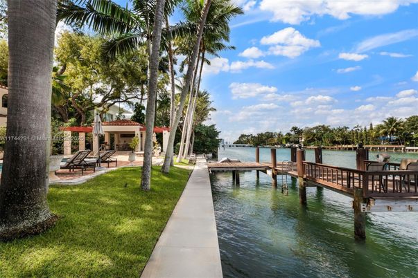 Exterior, Lake