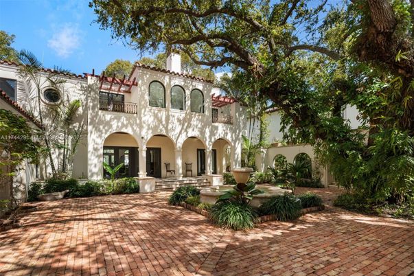 Exterior, Facade, Mediterranean