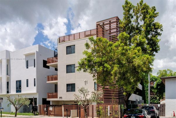 Exterior, Facade, Modern