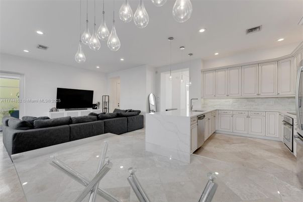 Interior, Kitchen, Living room, Pendant Lights, Recessed Lighting, Stainless Steel Appliances