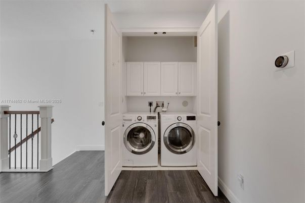 Interior, Utility Closets, Washer, Wood Texture Flooring