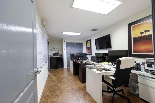 Home Office, Interior