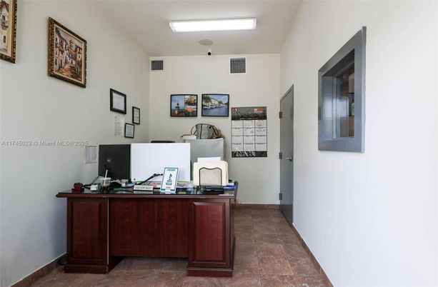 Home Office, Interior
