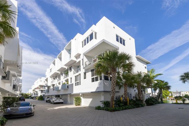 Exterior, Facade, Modern
