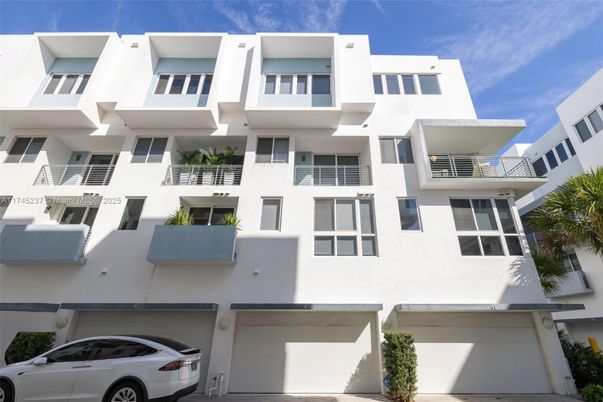 Attached, Exterior, Facade, Modern