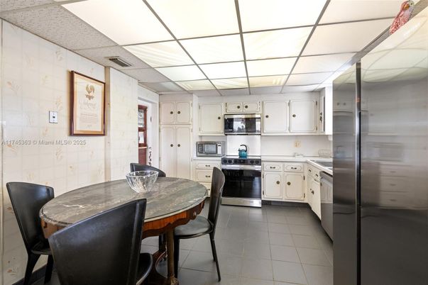 Dining room, Interior, Kitchen, Stainless Steel Appliances