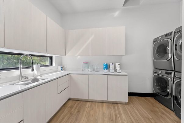 Interior, Washer, Wood Texture Flooring