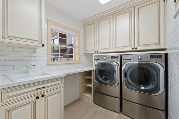 Interior, Washer, Wood Texture Flooring