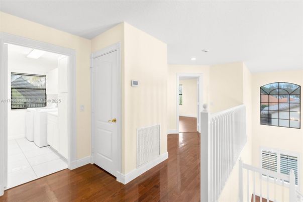 Interior, Recessed Lighting, Washer, Wood Texture Flooring