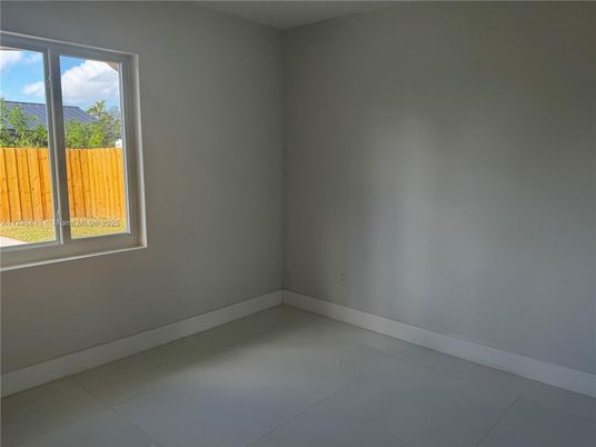 Empty room, Interior