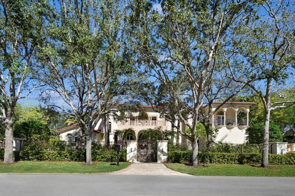 Exterior, Facade, Mediterranean