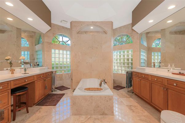 Bathroom, Dual Sink Vanities, Interior, Recessed Lighting