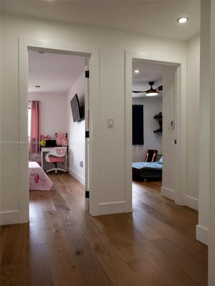 Interior, Recessed Lighting, Wood Texture Flooring