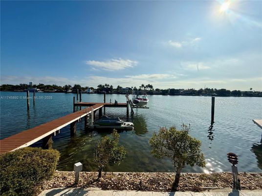 Exterior, Lake