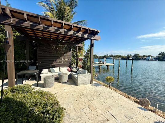 Exterior, Lake