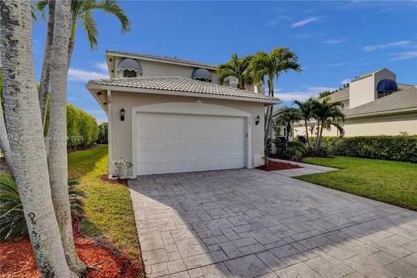 Attached, Exterior, Facade, Mediterranean