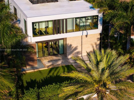 Backyard, Exterior, Facade, Modern